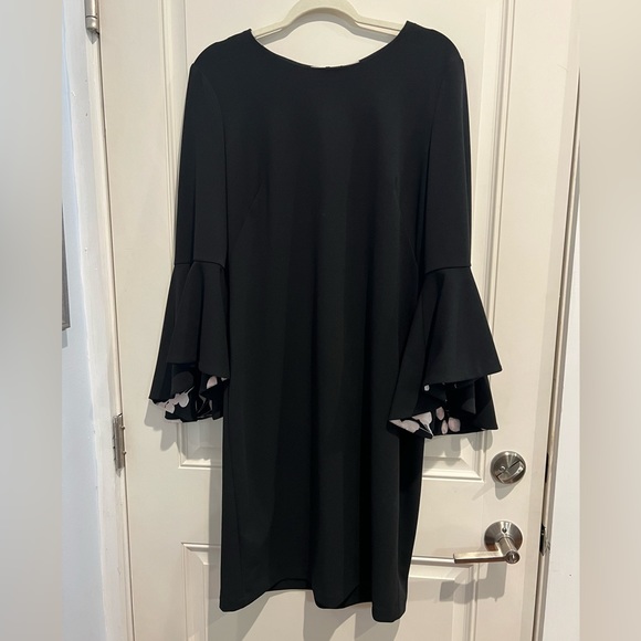 Liz Claiborne Dresses & Skirts - Liz Claiborne Dress with 3/4 Floral Bell Sleeve
